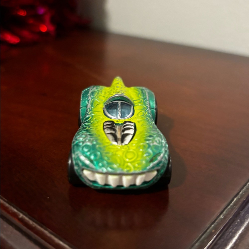 Hot Wheels Green and Yellow Reptile Disney Pixar Lizard car